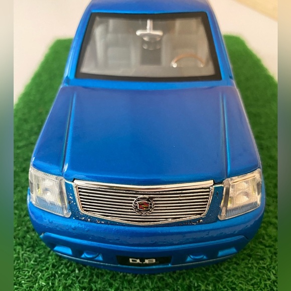 Jada Dub City 1:24 Diecast 2002 Cadillac Escalade EXT Blue Custom Lowrider Truck - Picture 3 of 14